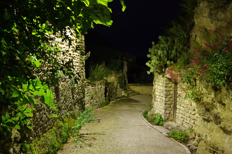 Descente du village à Chantemerle Les Grignan, de nuit