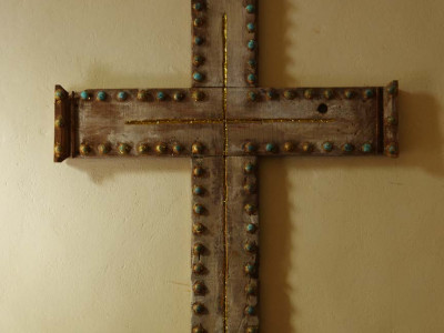 Gros plan Croix dans l'Eglise de Chantemerle