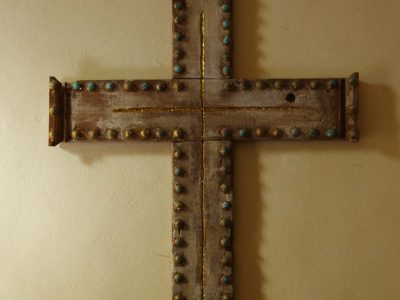 Gros plan Croix dans l'Eglise de Chantemerle