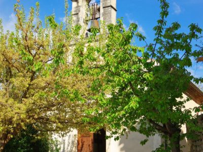 Parvis de l'Eglise de chantemerle les grignan