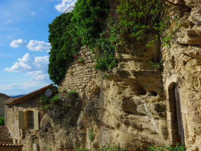 Montée rue pavée à Chantemerle