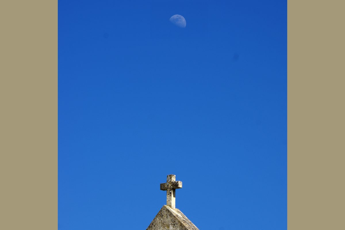 Lune de plein jour à Chantemerle vue du Cimetiere