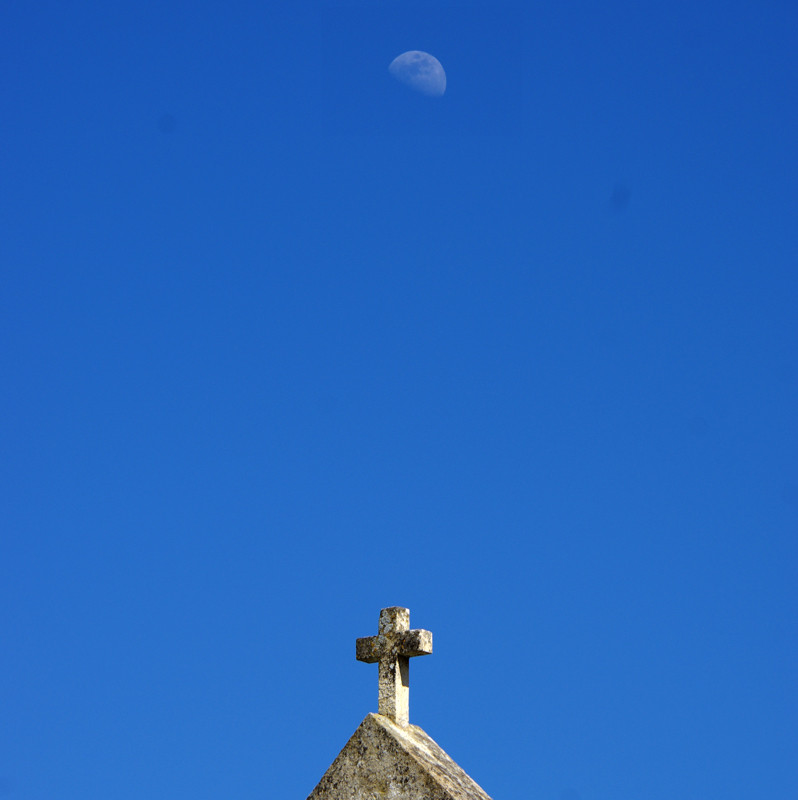 Lune de plein jour à Chantemerle vue du Cimetiere