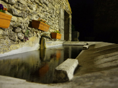 Détail lavoir haut de Chantemerle Les Grignan de nuit