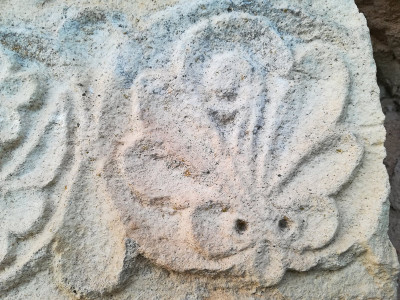 Détail de sculpture de pierre de taille du cimetière de chantemerle les grignan venant du prieuré Saint Maurice