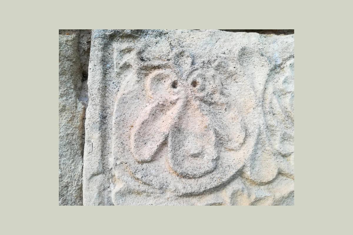 Détail de sculpture de pierre de taille du cimetière de chantemerle les grignan venant du prieuré Saint Maurice