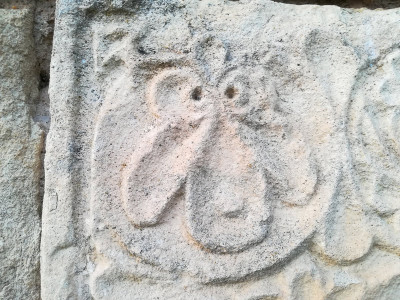 Détail de sculpture de pierre de taille du cimetière de chantemerle les grignan venant du prieuré Saint Maurice