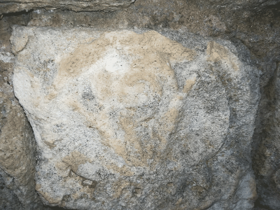 Détail de sculpture de pierre de taille du cimetière de chantemerle les grignan venant du prieuré Saint Maurice