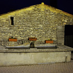 Lavoir en haut du village de Chantemerle Les Grignan, photo de nuit