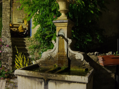 Petite fontaine en haut de Chantemerle Les Grignan, photo de nuit