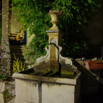 Petite fontaine en haut de Chantemerle Les Grignan, photo de nuit