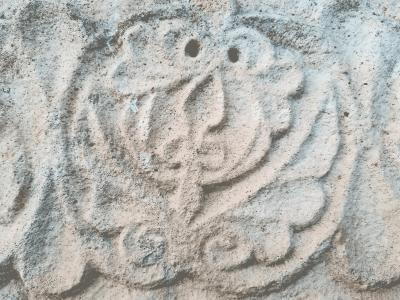 Détail d'une sculpture de pierre de taille du cimetière de chantemerle les grignan