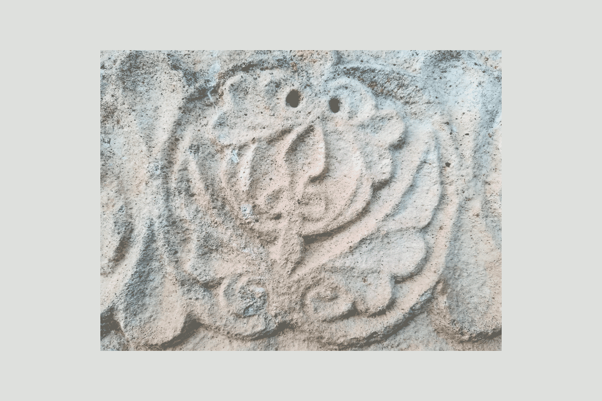 Détail d'une sculpture de pierre de taille du cimetière de chantemerle les grignan