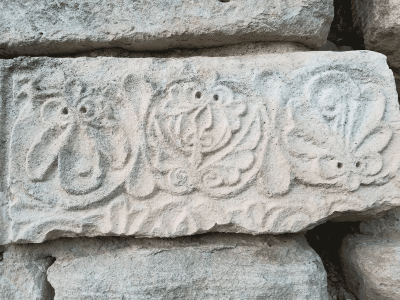 sculpture de pierre de taille du cimetière de chantemerle les grignan venant du prieuré Saint Maurice