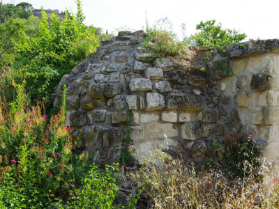 Abside du prieuré Saint Maurice de Chantemerle Les Grignan, dans le cimetière.