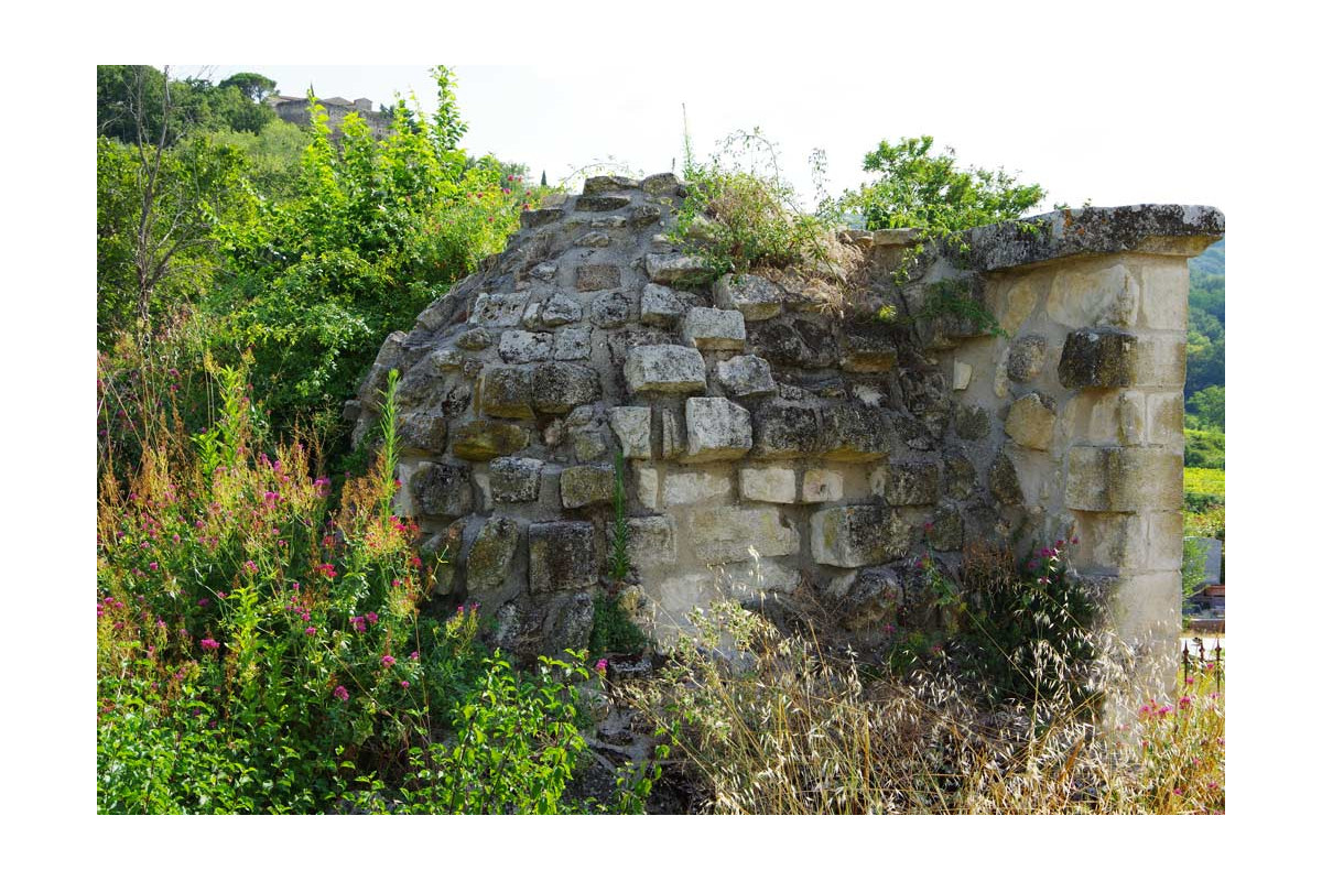 Abside du prieuré Saint Maurice de Chantemerle Les Grignan, dans le cimetière.
