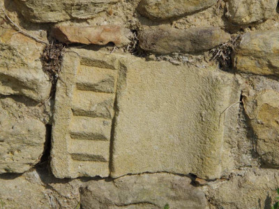 pierre de taille seule du cimetière de chantemerle les grignan, restes de saint maurice