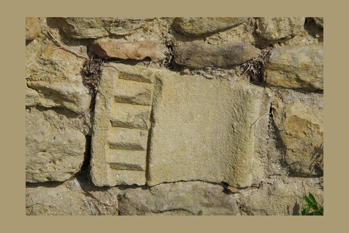 pierre de taille seule du cimetière de chantemerle les grignan, restes de saint maurice