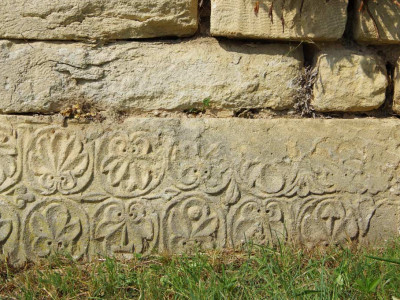pierre d'angle du cimetière de Chantemerle Les Grignan, venant du prieuré saint maurice