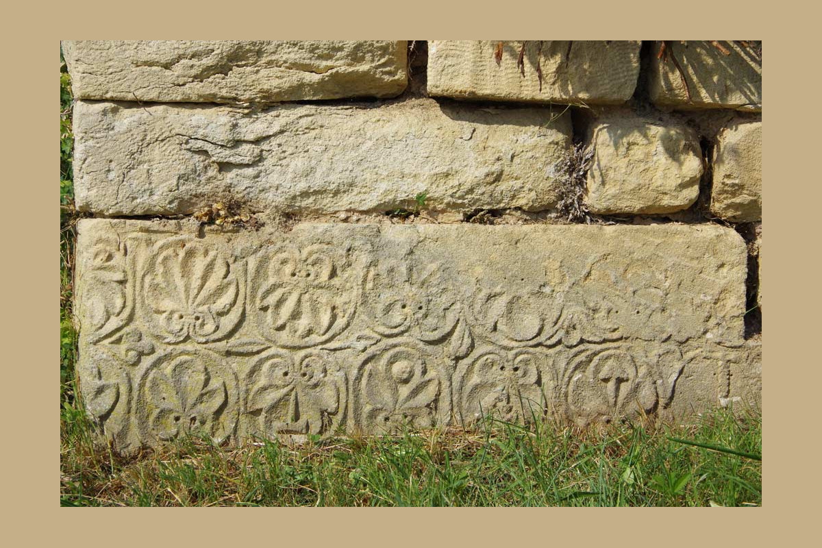 pierre d'angle du cimetière de Chantemerle Les Grignan, venant du prieuré saint maurice
