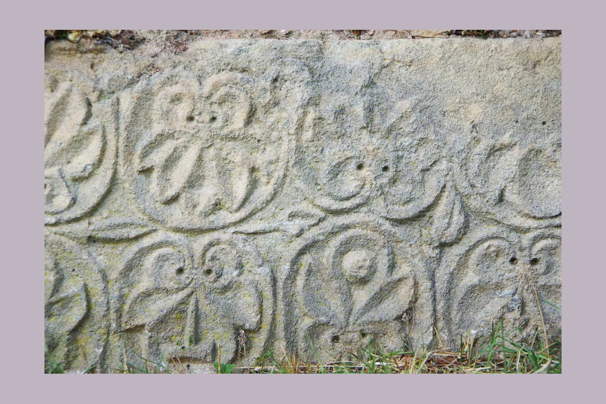 détail de la pierre d'angle du cimetiere de chantemerle les grignan