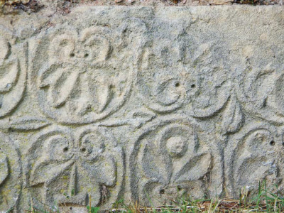 détail de la pierre d'angle du cimetiere de chantemerle les grignan