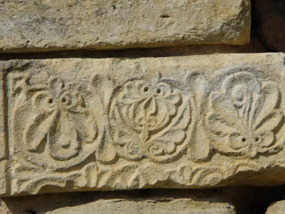 pierre d'angle du cimetière de Chantemerle Les Grignan, venant du prieuré saint maurice