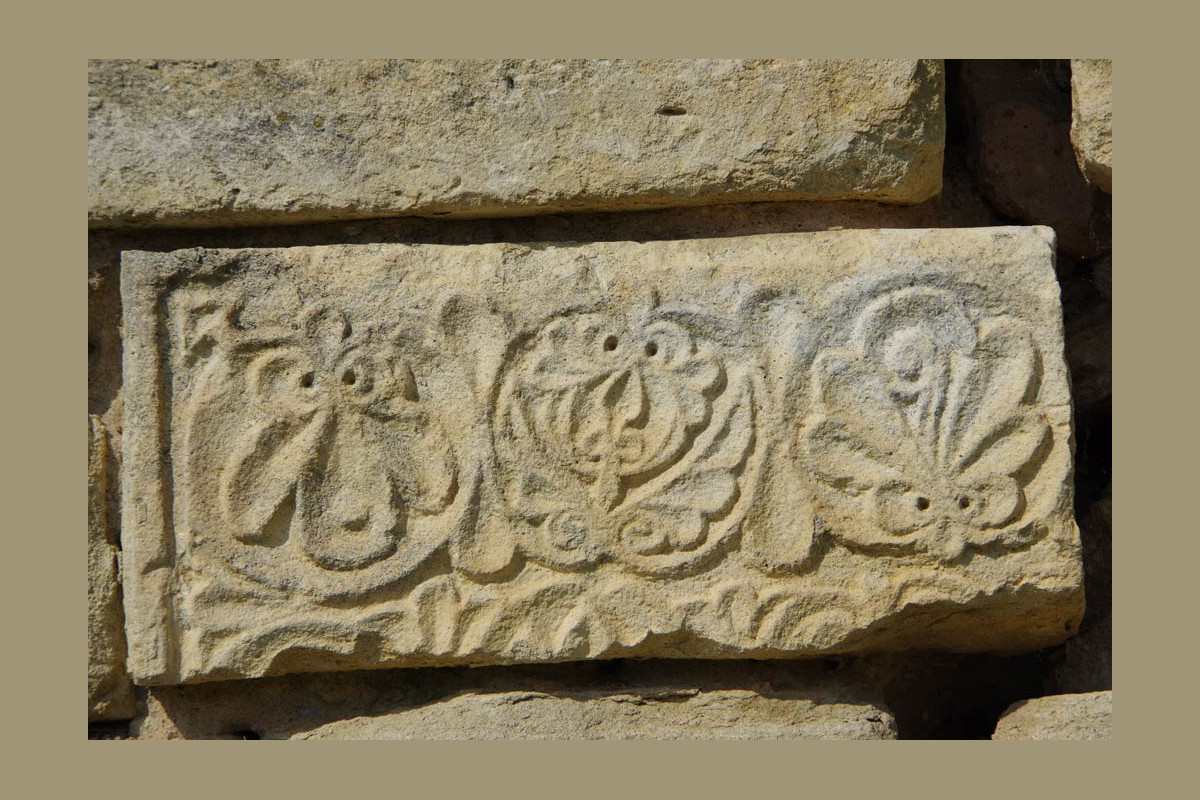 pierre d'angle du cimetière de Chantemerle Les Grignan, venant du prieuré saint maurice