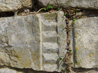 détail de l'ensemble de 3 pierres taillées venant du prieuré saint maurice, sur le mur du cimetière de chantemerle les grignan