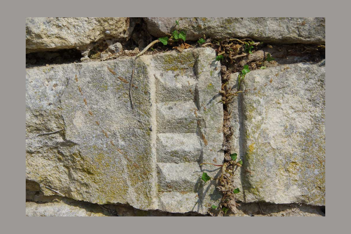 détail de l'ensemble de 3 pierres taillées venant du prieuré saint maurice, sur le mur du cimetière de chantemerle les grignan