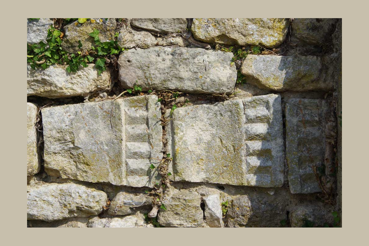 ensemble de 3 pierres taillées venant du prieuré saint maurice, sur le mur du cimetière de chantemerle les grignan