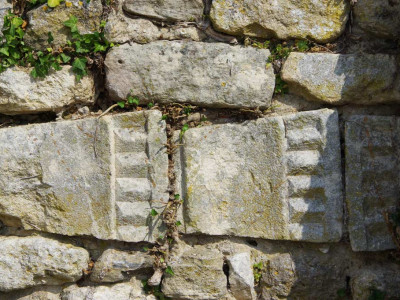 ensemble de 3 pierres taillées venant du prieuré saint maurice, sur le mur du cimetière de chantemerle les grignan