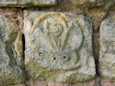 pierre taillée venant du prieuré saint maurice, sur le mur du cimetière de chantemerle les grignan seule