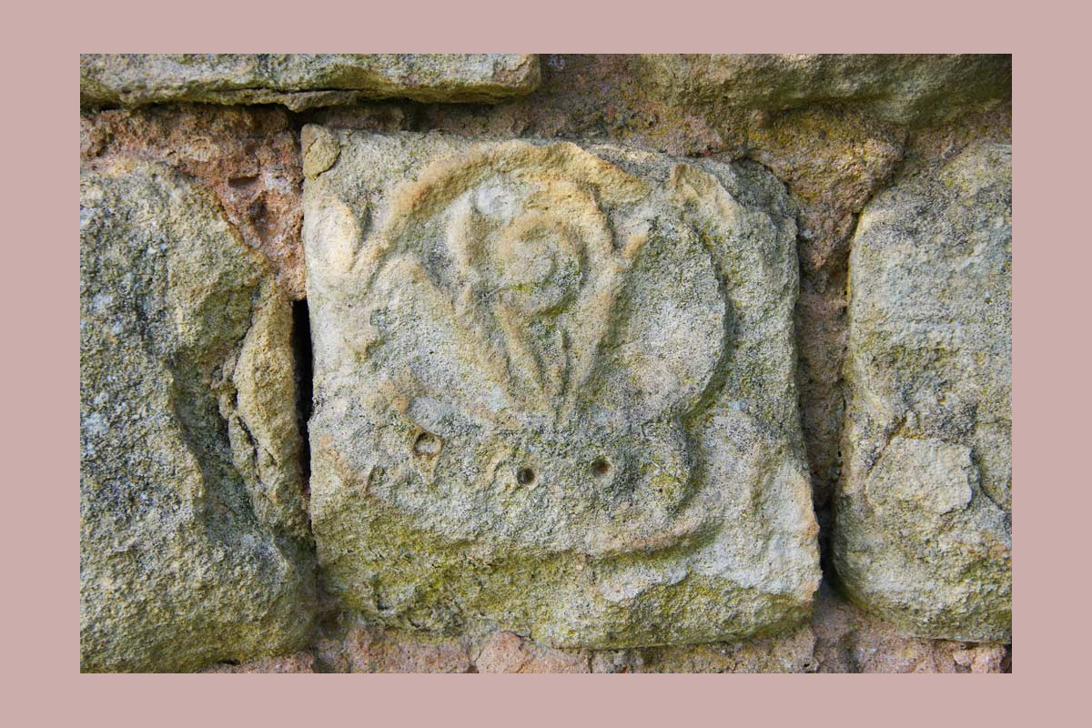 pierre taillée venant du prieuré saint maurice, sur le mur du cimetière de chantemerle les grignan seule