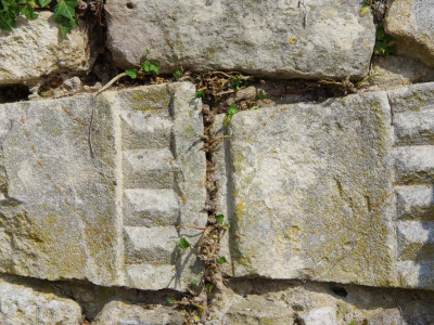 Ensemble de 3 pierres de tailles, 2 ici au zoom