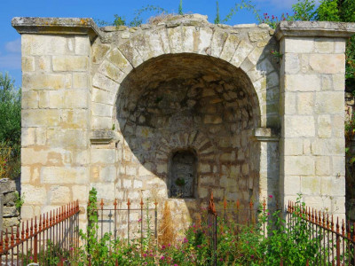 prieure saint maurice dans cimetière de Chantemerle Les Grignan