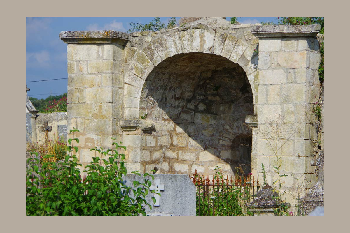 prieure saint maurice dans cimetière de Chantemerle Les Grignan