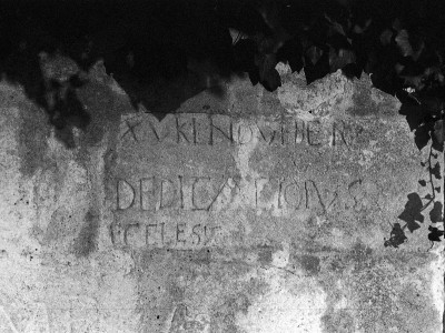 Dédicace, sur les restes de mur de l'ancienne chapelle du cimetiere de chantemerle-les-grignan réf 21Fi1815