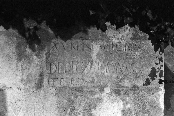 Dédicace, sur les restes de mur de l'ancienne chapelle du cimetiere de chantemerle-les-grignan réf 21Fi1815