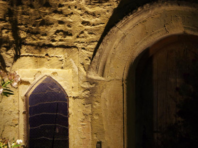 Détail de la porte et du vitrail de la chapelle de chantemerlevles Grignan