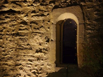Détail de façade de la chapelle de Chantemerle les Grignan.