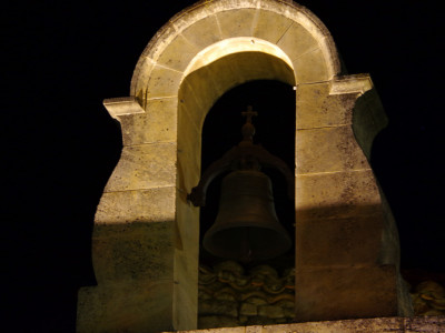 Gros plan du clocher de la chapelle de Chantemerle Les Grignan.