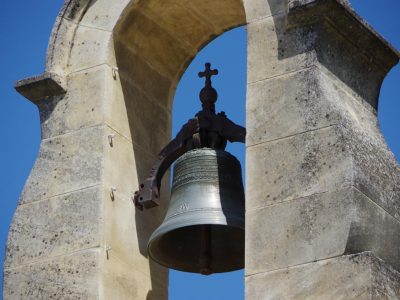 Gros plan sur le clocher de la chapelle de Chantemerle.
