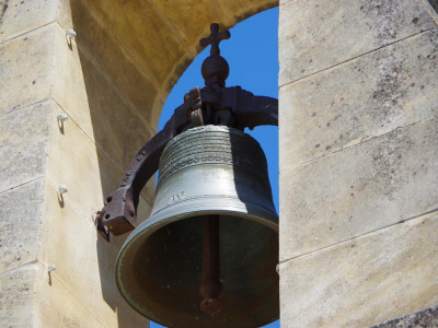 Gros plan de.la cloche de Chantemerle.
