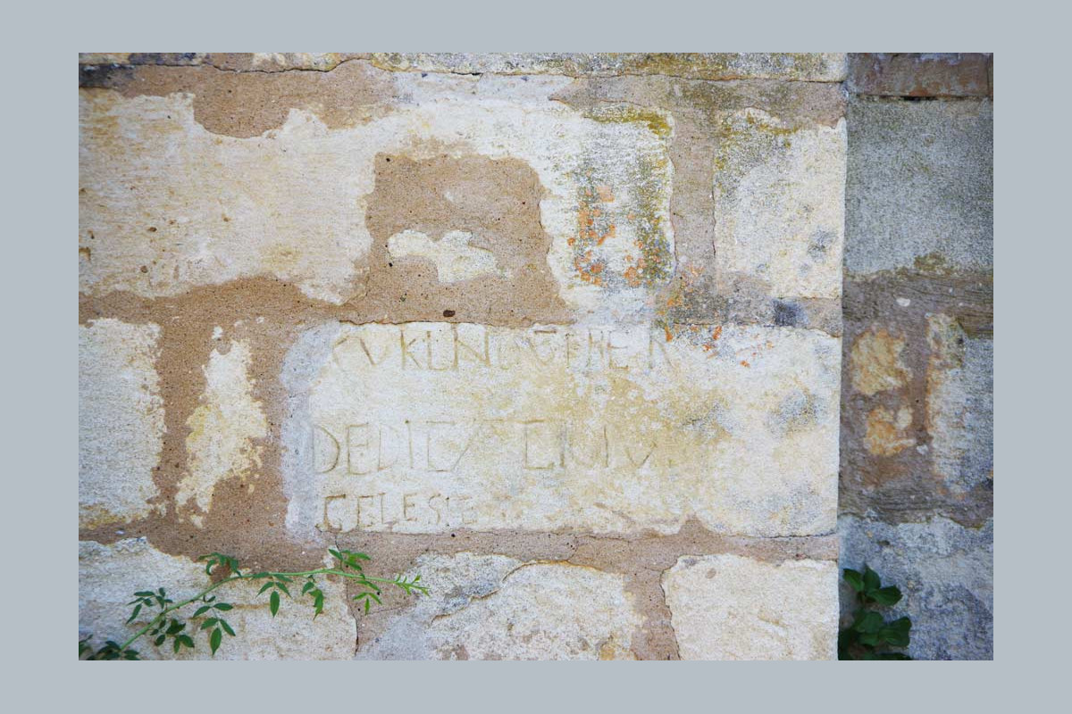 Inscription à côté de l'abside du Prieuré Saint Maurice dans le cimetière de Chantemerle Les Grignan