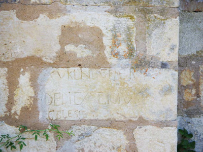 Inscription à côté de l'abside du Prieuré Saint Maurice dans le cimetière de Chantemerle Les Grignan