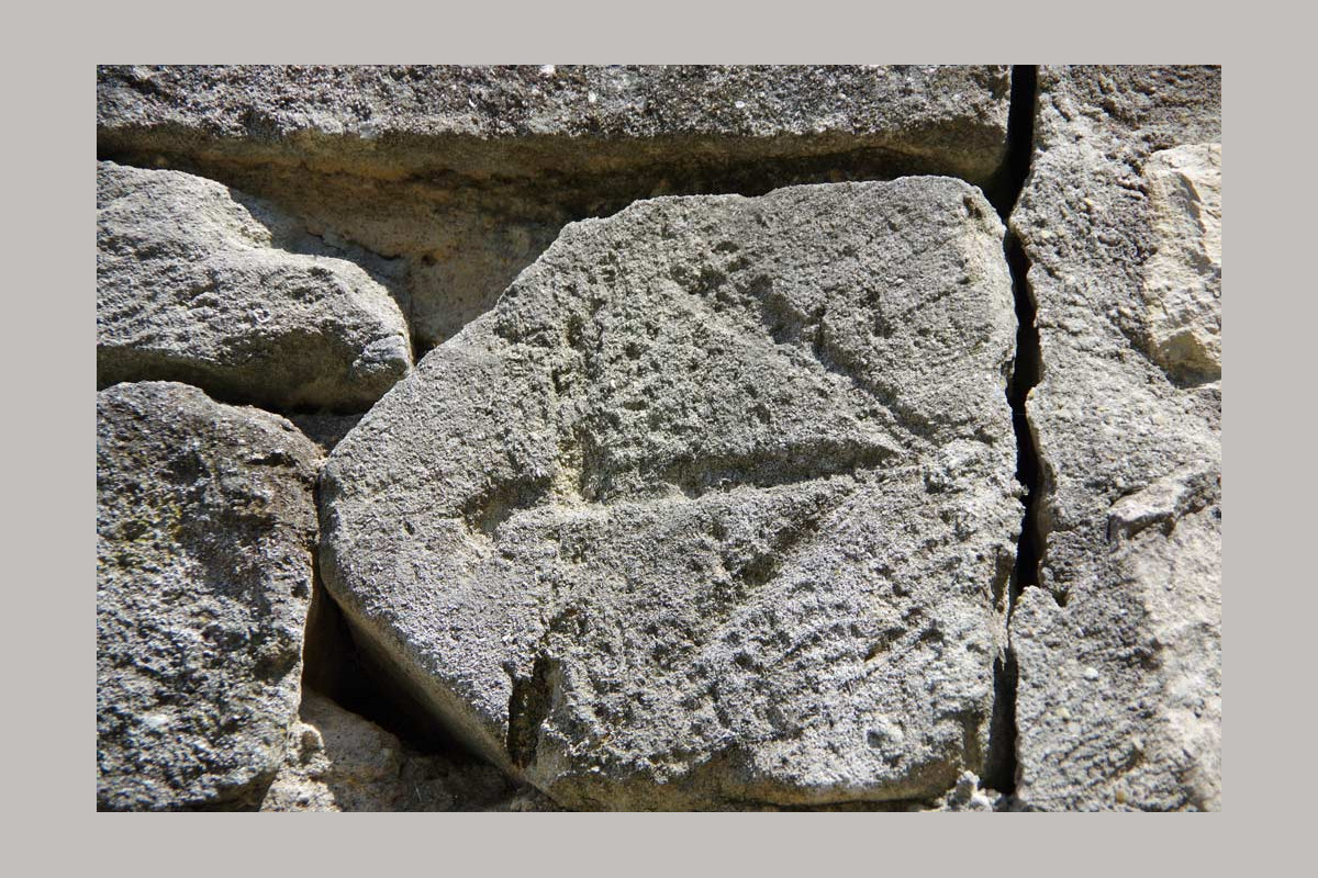 Pierre de taille à droite du portail du cimetière de Chantemerle Les Grignan