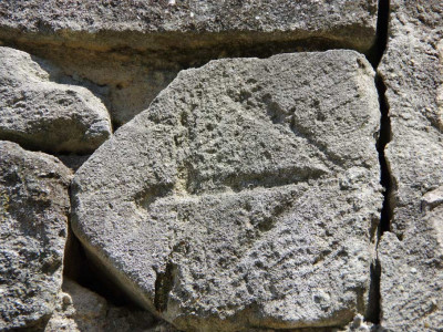 Pierre de taille à droite du portail du cimetière de Chantemerle Les Grignan