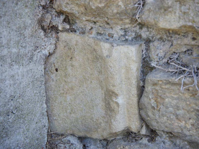 Pierre de taille du cimetière de Chantemerle Les Grignan, mur du fond