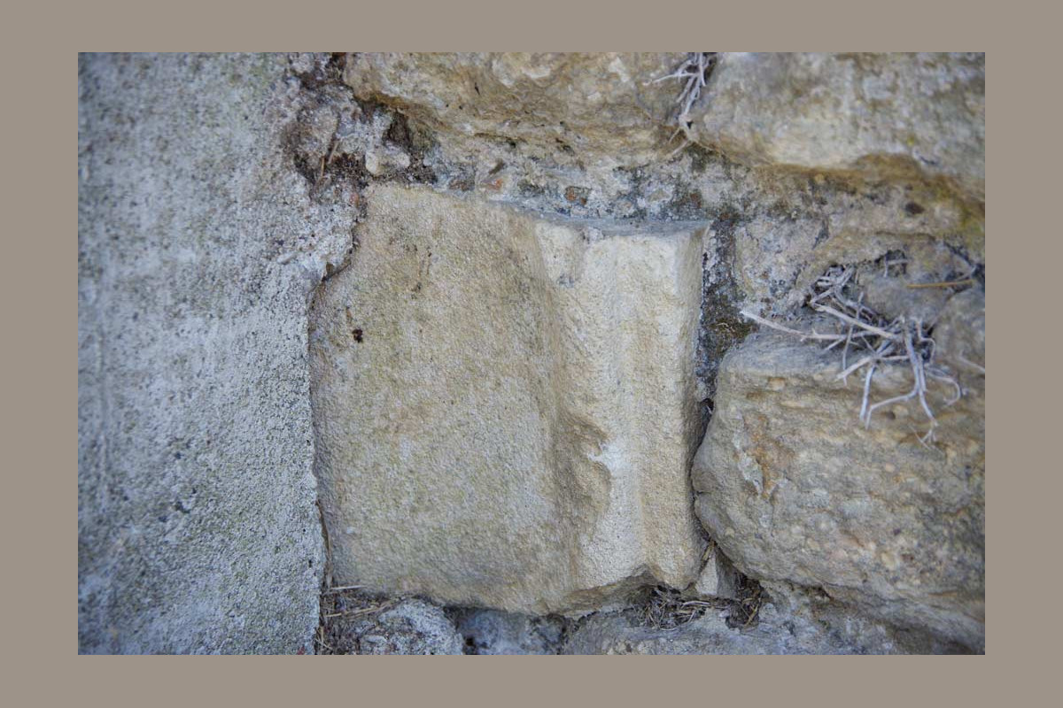 Pierre de taille du cimetière de Chantemerle Les Grignan, mur du fond